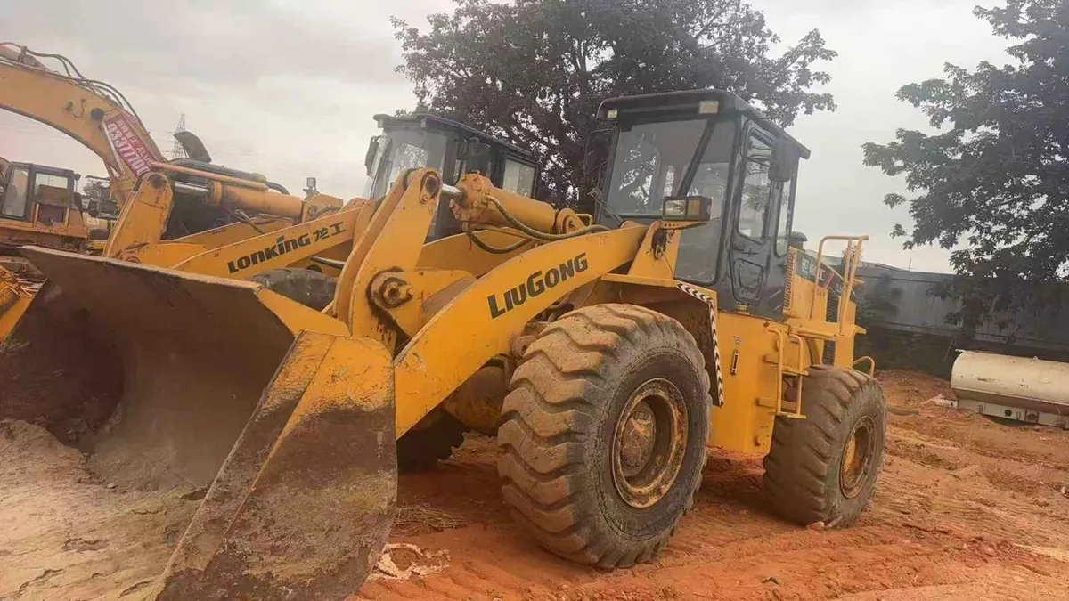 Pá carregadora LiuGong disponível para aluguer em Angola