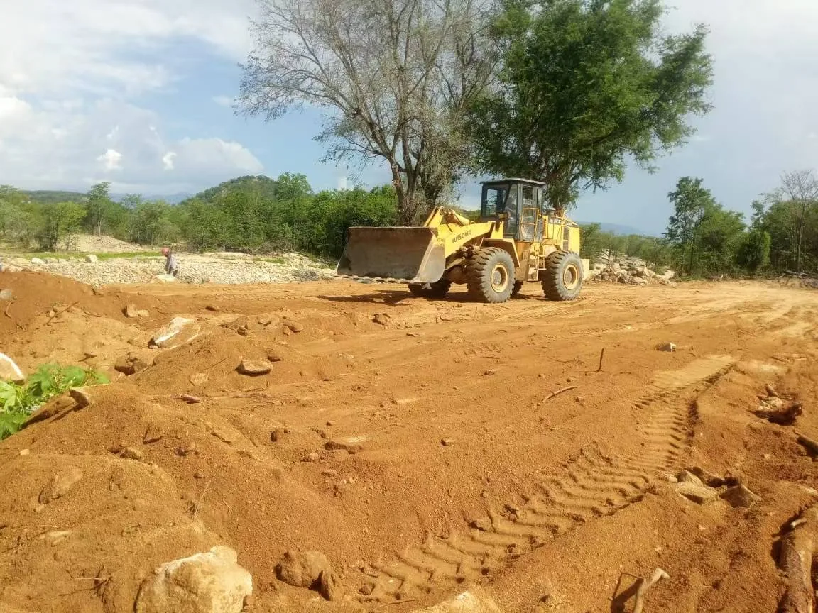 Pá carregadora LiuGong em operação num projeto em Angola
