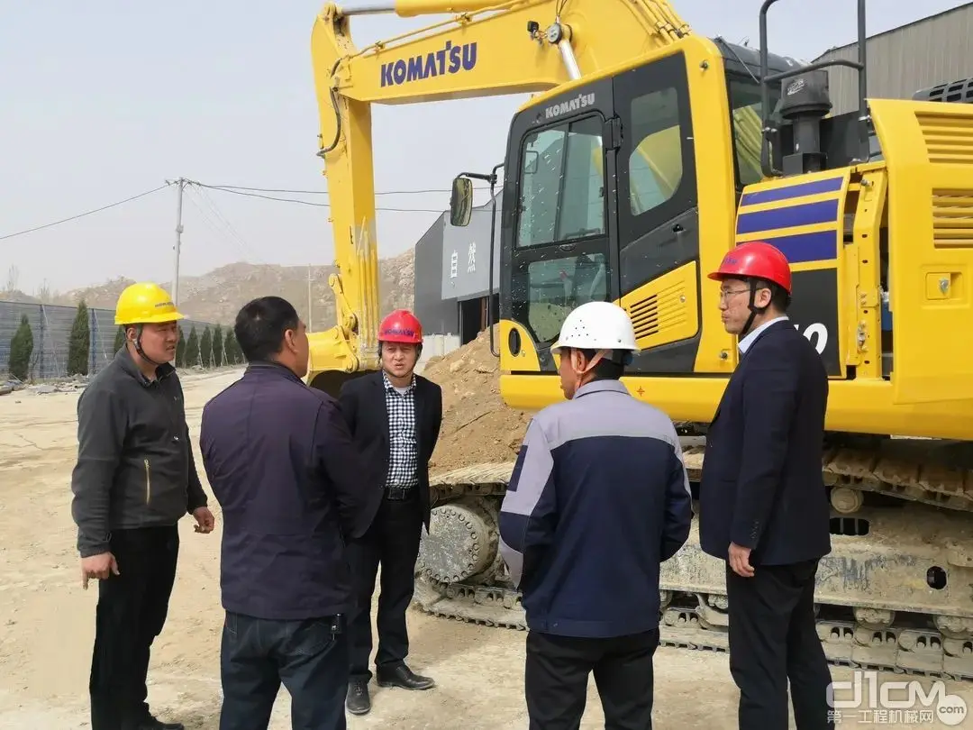 Komatsu PC240-11M0 para locação em Angola - imagem 4