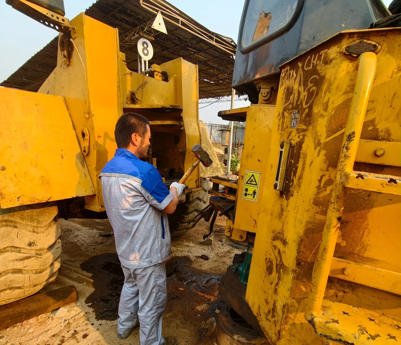 Trabalho mecânico na zona de articulação central de uma máquina pesada em Angola